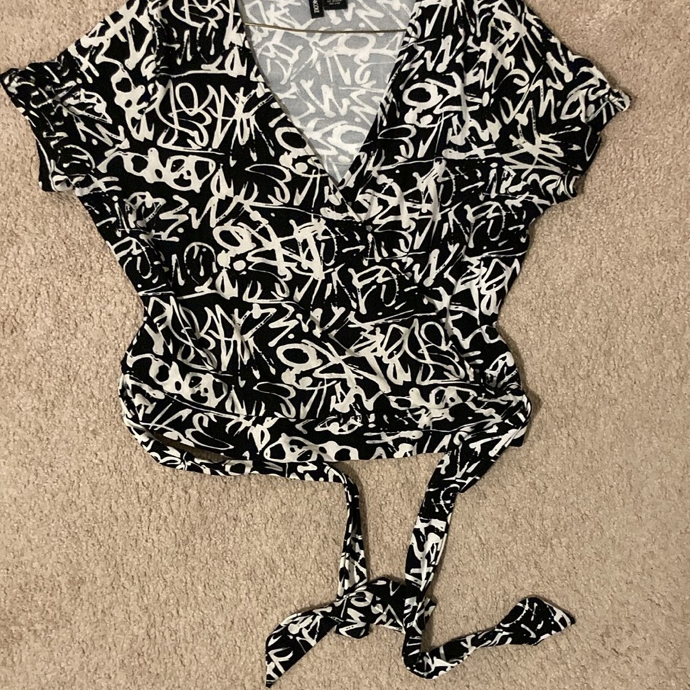 EUC- Kristin Nicole XL black and white multi colored wrap top with belt - Picture 5 of 5